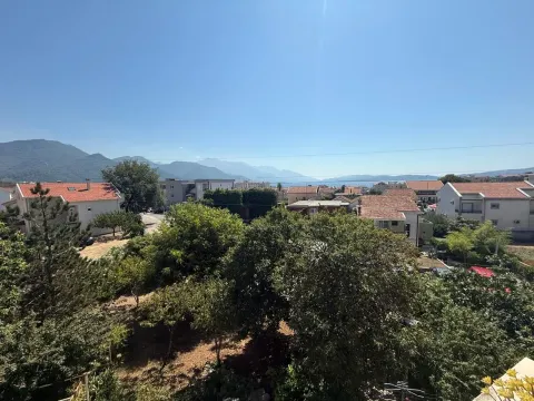 Pogled na okolno naselje, zelenilo i planine u daljini. - image 5