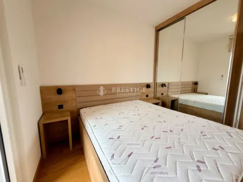 Namještena spavaća soba sa bračnim krevetom i ugradnim plakarom sa ogledalom. - image 8