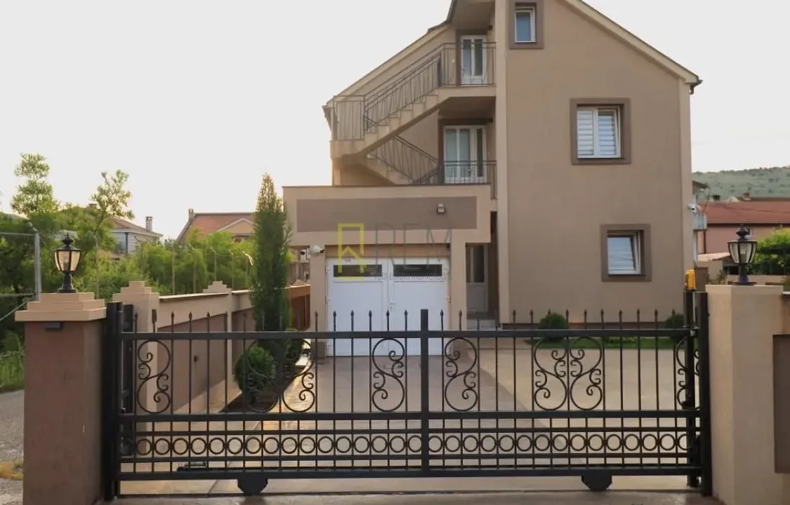 Izdavanje, kuća, 250m², Tološi, Podgorica