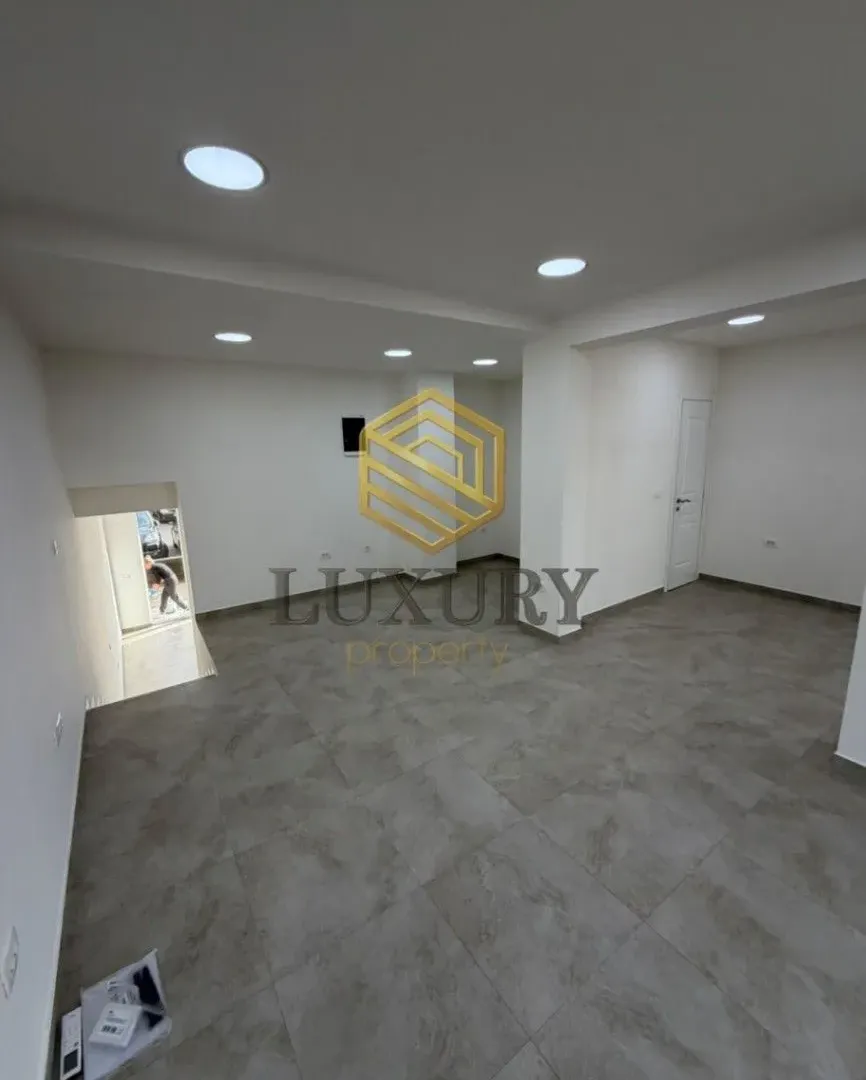 Izdavanje, poslovni prostor, 57m², 1 maj, Podgorica