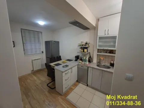 Manja kuhinja sa elementima i trpezarijskim stolom. - image 4