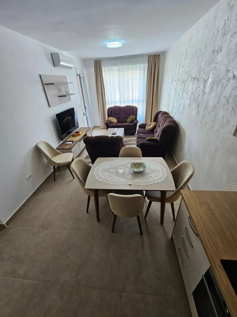 Dnevni boravak sa trpezarijom i garniturom za sjedenje.