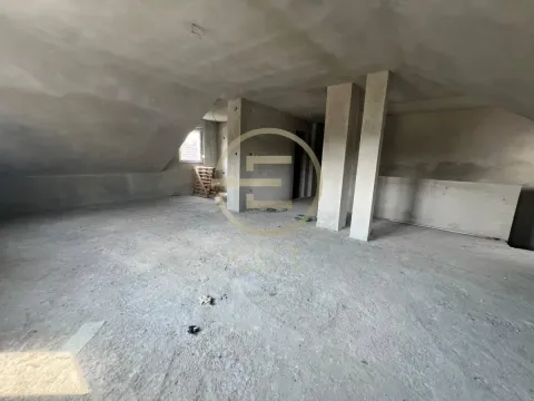 Neuređen tavanski prostor u sivoj fazi sa kosim plafonom i nosećim stubovima. - image 14