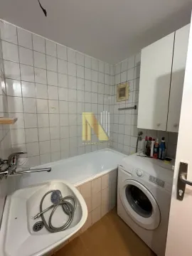Manje kupatilo sa kadom, umivaonikom i veš mašinom. - image 12