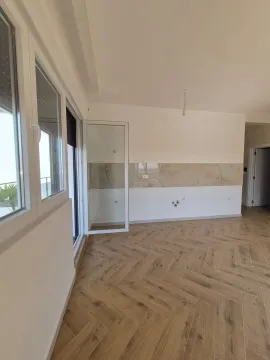Prazna prostorija predviđena za kuhinju sa parketom i keramičkim pločicama na zidu. - image 3