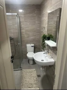 Manje kupatilo sa tuš kabinom, umivaonikom i WC šoljom. - image 5