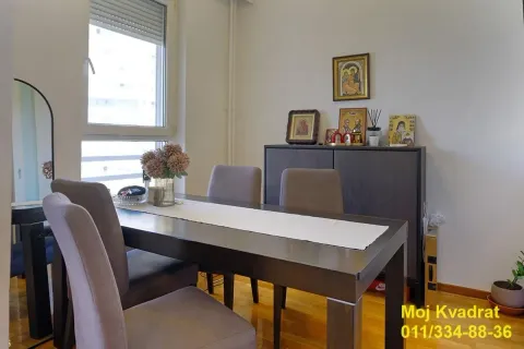Trpezarija sa drvenim stolom i tapaciranim stolicama pored prozora. - image 5