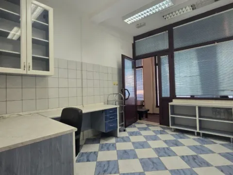 Izdavanje, poslovni prostor, 80m², Centar, Nikšić - image 4