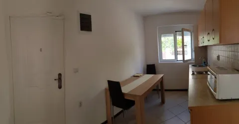 Jednostavna kuhinja sa trpezarijskim stolom i prozorom. - image 3