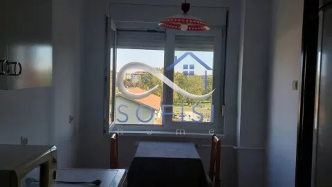 Kuhinja sa trpezarijskim stolom i pogledom kroz prozor. - image 3