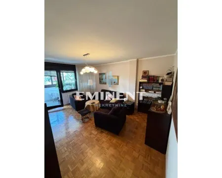 Living room with seating furniture and access to the terrace. - image 2