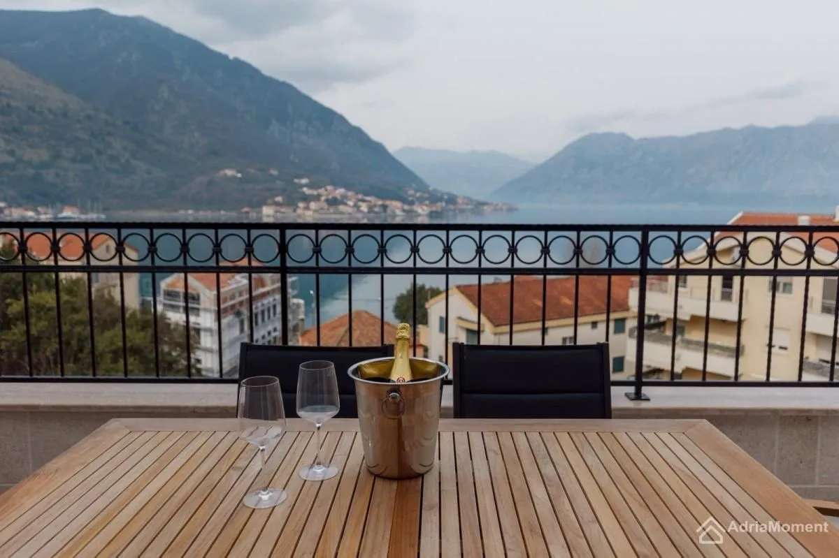 Prodaja, trosoban stan, 192m², Dobrota, Kotor