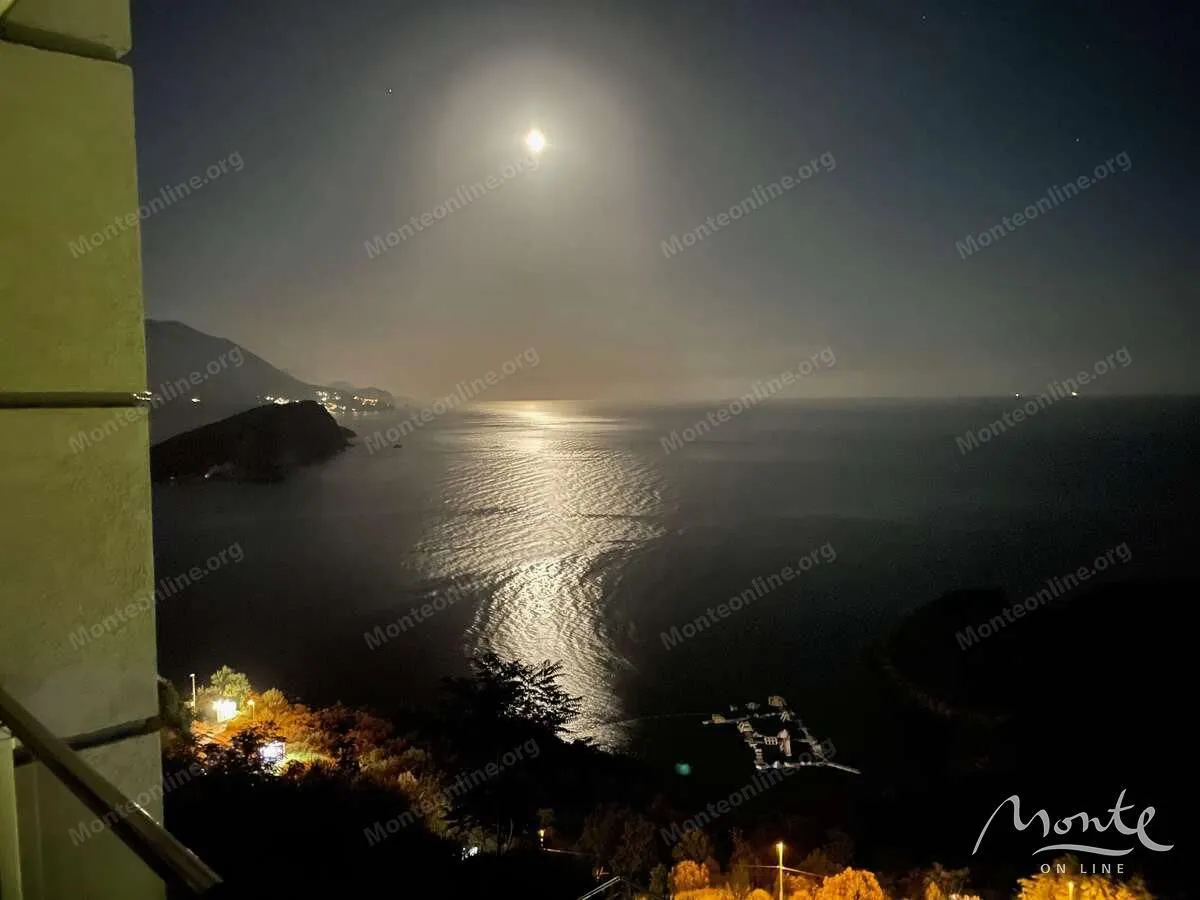 Noćni pogled na more i obalu sa terase.