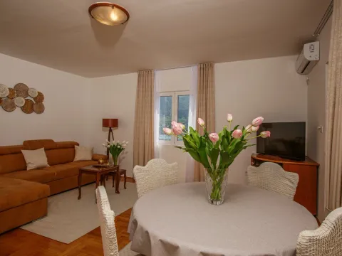 Rent, two bedroom apartment, 69m², Dobrota, Kotor - image 10