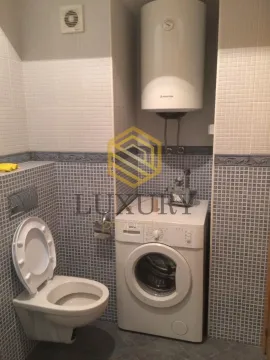 Kupatilo sa toaletom, veš mašinom i bojlerom. - image 4