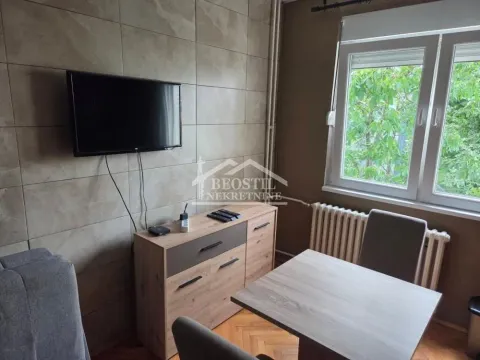 Dnevni boravak sa stolom, televizorom i komodom. - image 6