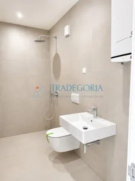 Moderne kupatilo sa tuš kabinom, umivaonikom i WC šoljom. - image 3