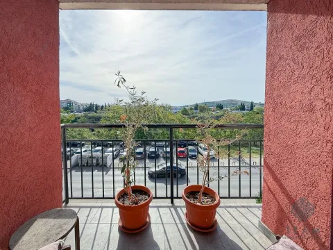 Natkriveni balkon sa pogledom na ulicu i zelenilo. - image 12