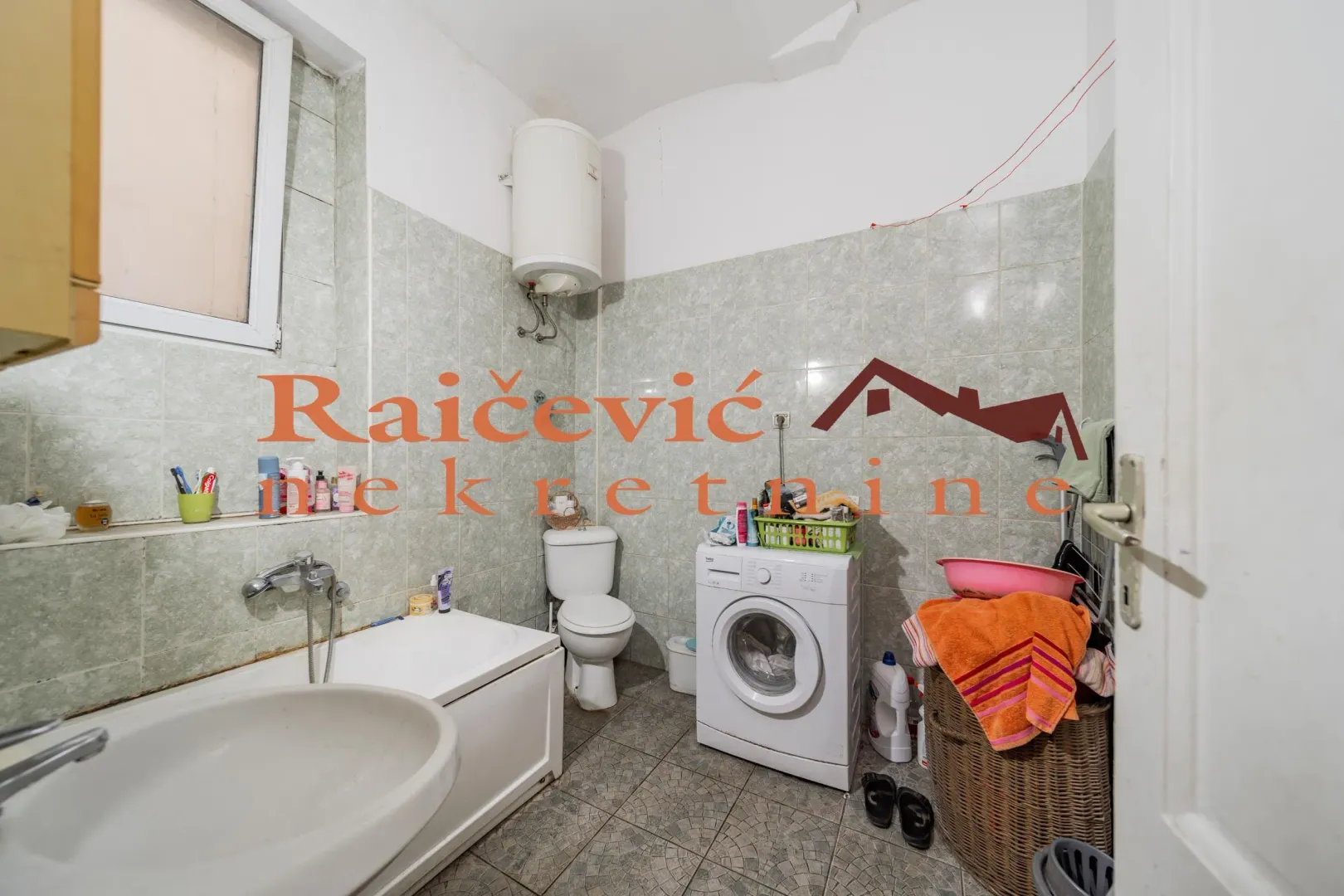 Kupatilo sa kadom, wc šoljom, umivaonikom i veš mašinom.