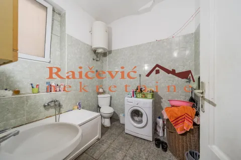 Kupatilo sa kadom, wc šoljom, umivaonikom i veš mašinom. - image 14