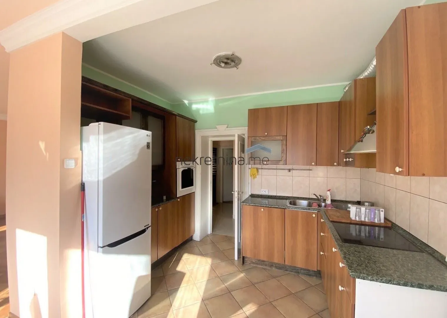 Izdavanje, dvosoban stan, 90m², Centar, Podgorica