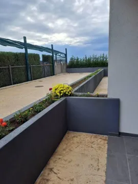 Pogled sa terase na popločano dvorište i žardinjere. - image 7