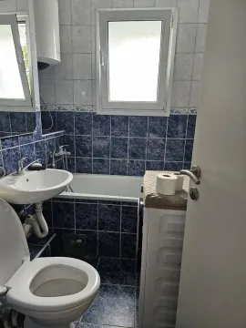 Manje kupatilo sa kadom, umivaonikom, WC šoljom i plavim pločicama. - image 13