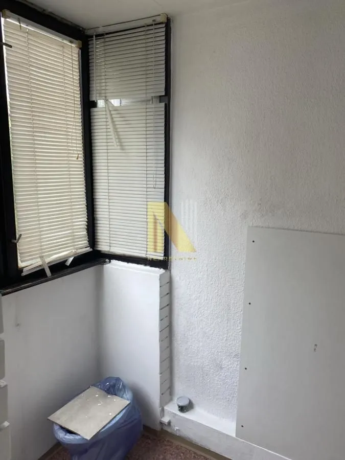Zastakljeni balkon sa roletnama na prozorima.