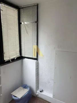 Zastakljeni balkon sa roletnama na prozorima. - image 11