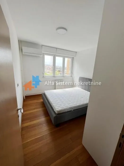 Izdavanje, četvorosoban stan, 80m², Savski Venac, Beograd