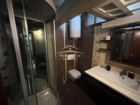 Kupatilo sa tuš kabinom, umivaonikom i wc šoljom. - image 10