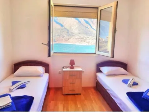 Izdavanje, dvosoban stan, 50m², Dobrota, Kotor - image 4