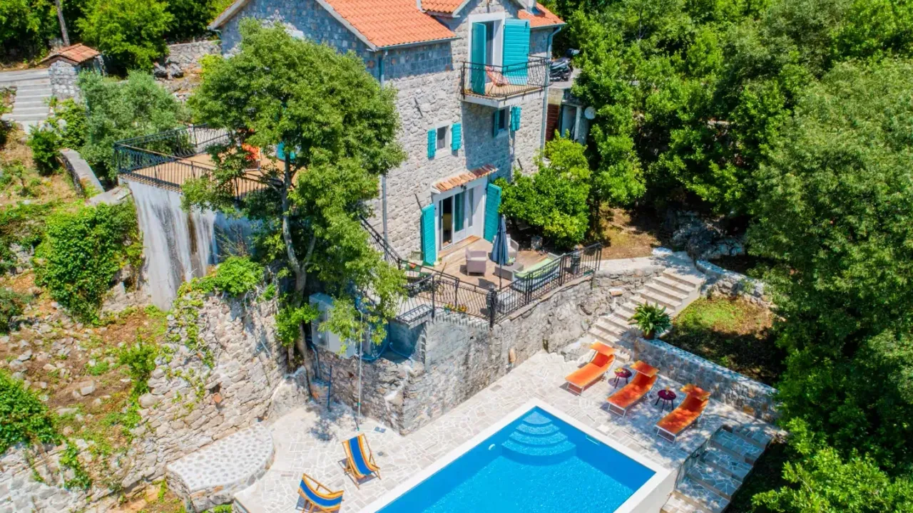 Izdavanje, kuća, 160m², Tivat, Crna Gora