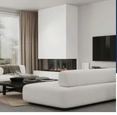 Moderni dnevni boravak sa bijelom garniturom i ugradnim kaminom.