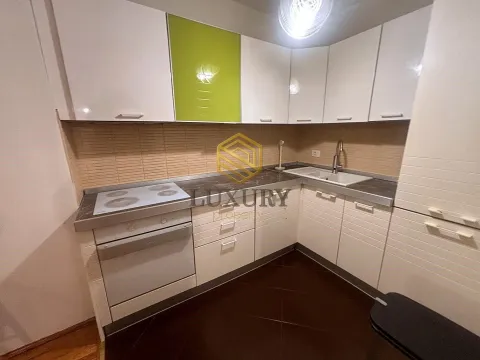 Manja kuhinja sa bijelim elementima i zelenim detaljem. - image 7