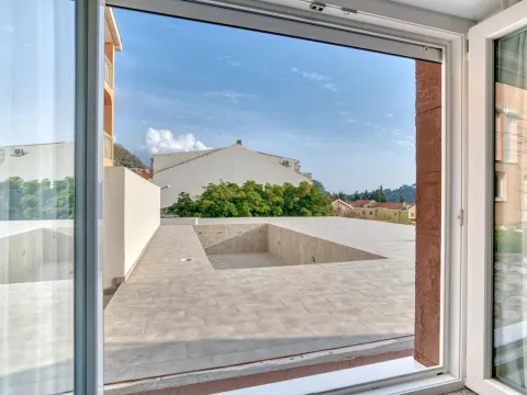 Rent, two bedroom apartment, 60m², Petrovac, Budva - image 20