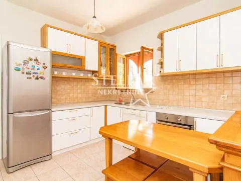 Izdavanje, kuća, 220m², Tološi, Podgorica - image 20