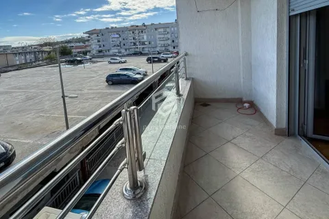 Natkriveni balkon sa popločanim podom i metalnom ogradom. - image 8