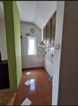 Manja kuhinja sa podnim pločicama i drvenim elementima. - image 3