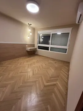 Prazna soba sa drvenim parketom i prozorom. - image 14