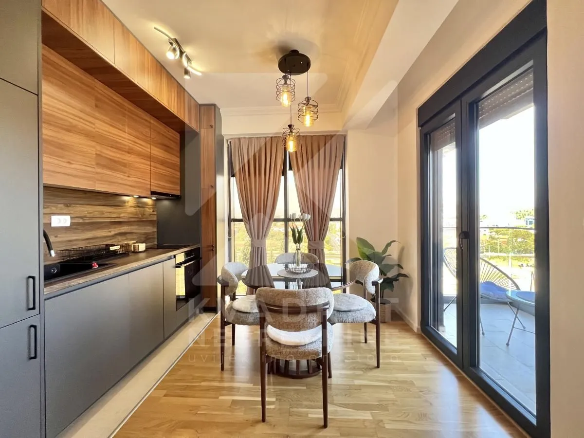 Modern kitchen with dining area and access to the terrace.