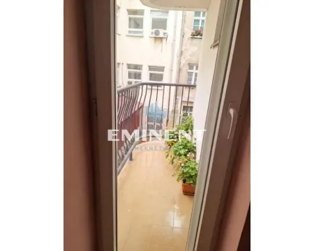 Pogled na manji balkon sa ogradom i saksijama sa cvećem. - image 12