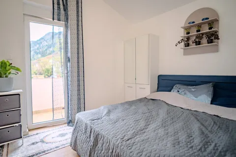 Svjetla spavaća soba sa bračnim krevetom, bijelim garderoberom i izlazom na terasu. - image 10