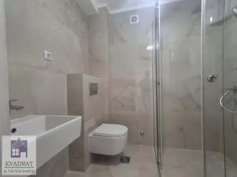 Moderno opremljeno kupatilo sa tuš kabinom i ugradnom sanitarijom. - image 11