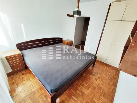 Furnished bedroom with a double bed and a wardrobe. - image 10