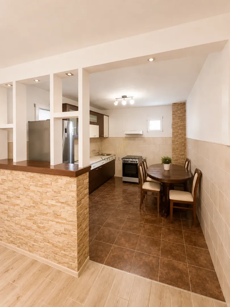 Izdavanje, trosoban stan, 125m², Momišići, Podgorica