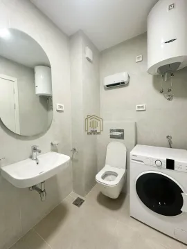Moderno opremljeno kupatilo sa umivaonikom, WC šoljom i veš mašinom. - image 2