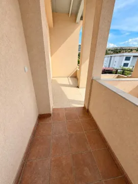 Spacious covered terrace with ceramic tiles and a view of the surroundings. - image 10