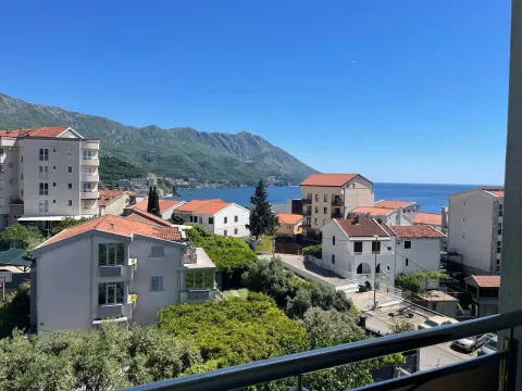 Pogled sa terase na naselje, more i planine u pozadini. - image 9