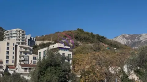 Pogled sa nekretnine na okolne zgrade, brda i planine. - image 2